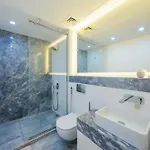 Designer 1Br Retreat With Stunning Canal View