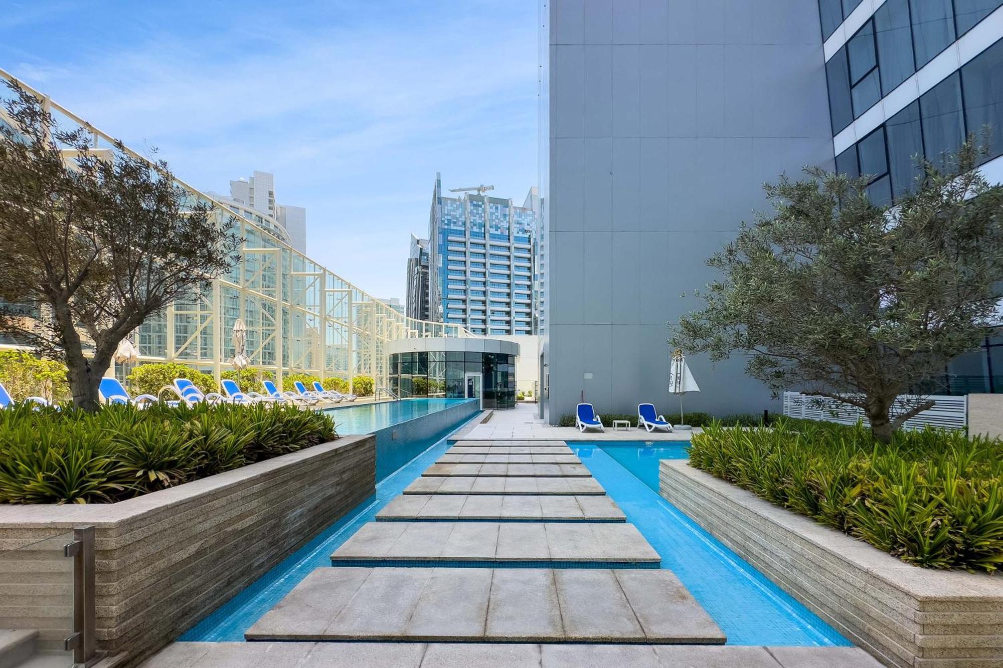Designer 1br Retreat With Stunning Canal View *