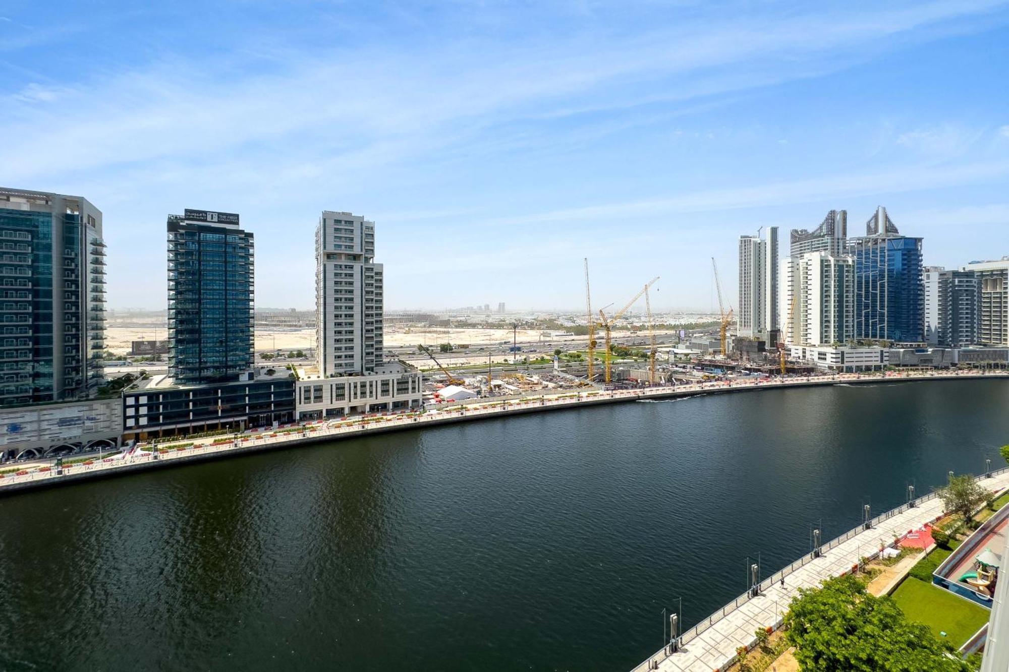 Designer 1br Retreat With Stunning Canal View Dubai