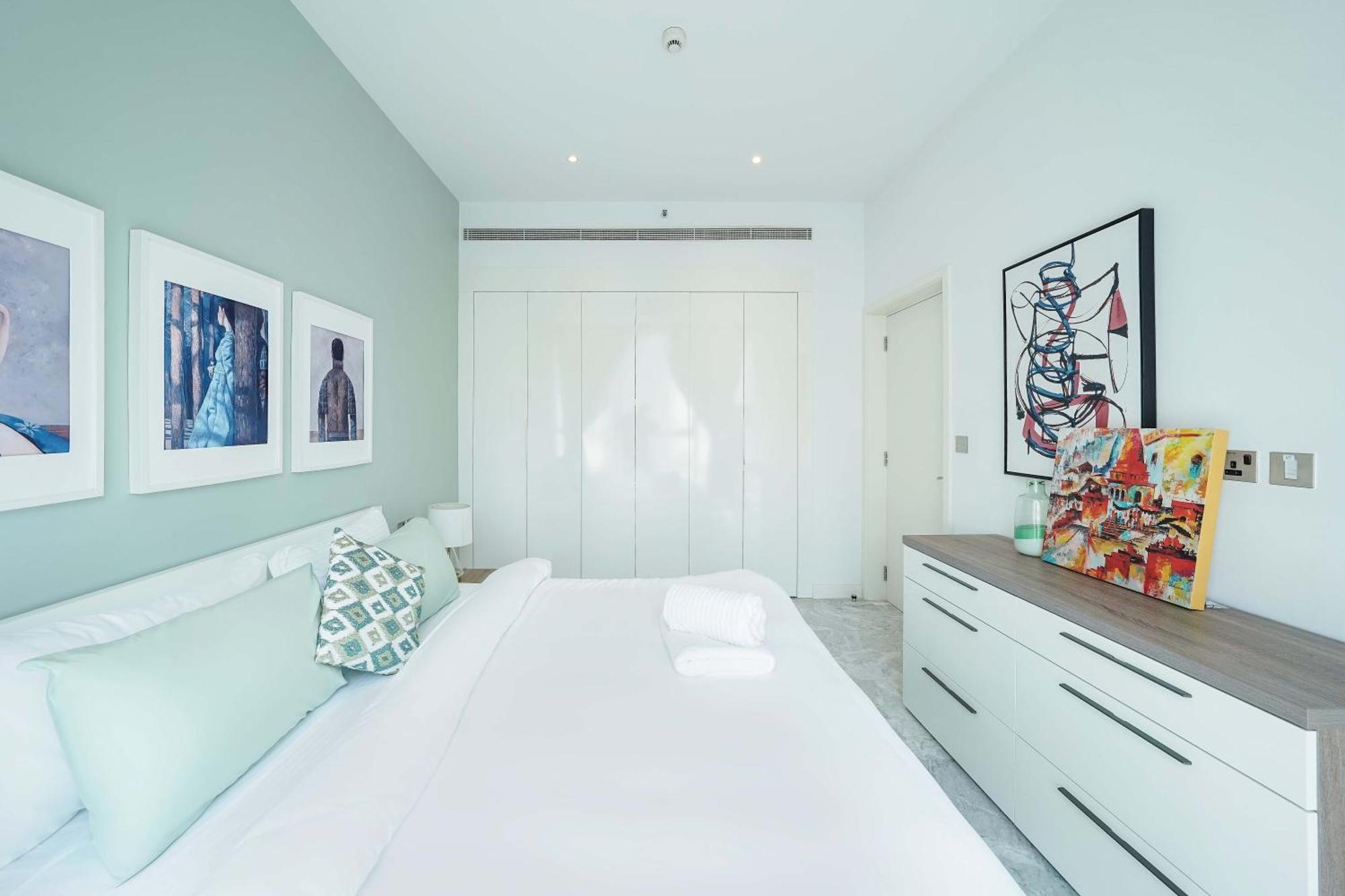 Designer 1br Retreat With Stunning Canal View *